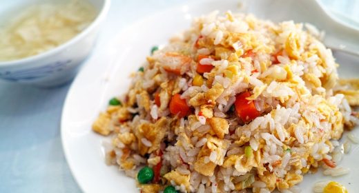 高档中餐厅包厢内商务宴请场景，圆形大桌摆放精致菜肴，灯光温暖专业，适合商务接待的正式就餐环境