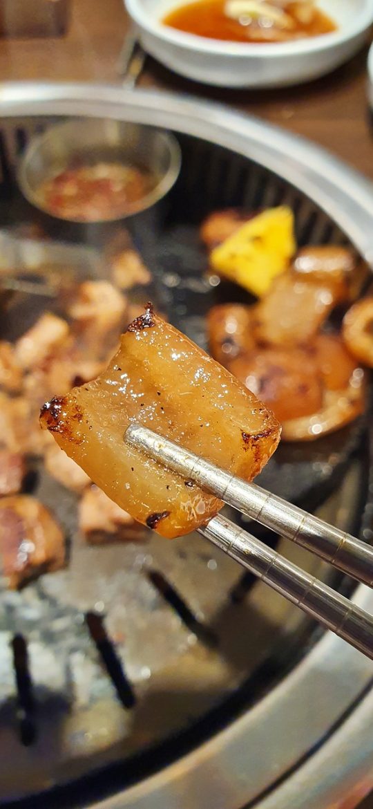 restaurants near me 应用餐馆详情页截图，展示招牌菜条目、地址电话与步行导航入口按钮